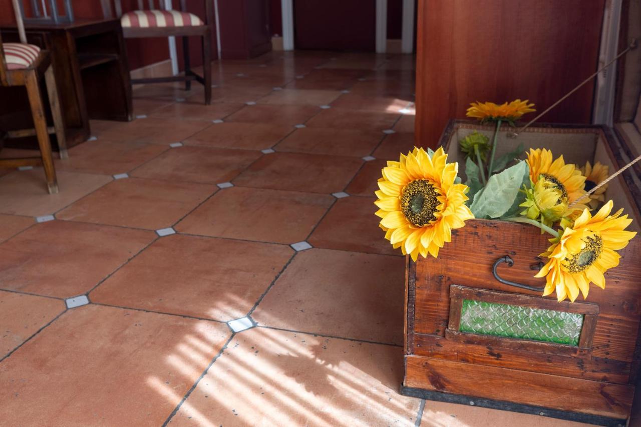 Hostal Restaurante Puerta Del Alcazar อาบีลา ภายนอก รูปภาพ