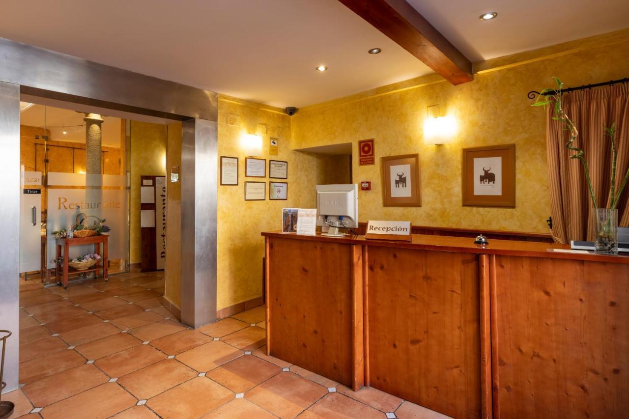 Hostal Restaurante Puerta Del Alcazar อาบีลา ภายนอก รูปภาพ
