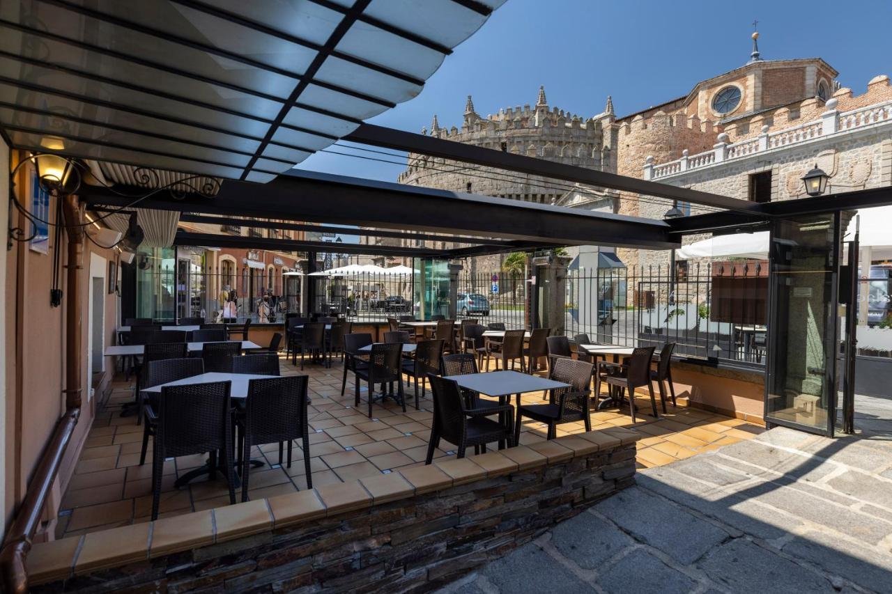 Hostal Restaurante Puerta Del Alcazar อาบีลา ภายนอก รูปภาพ