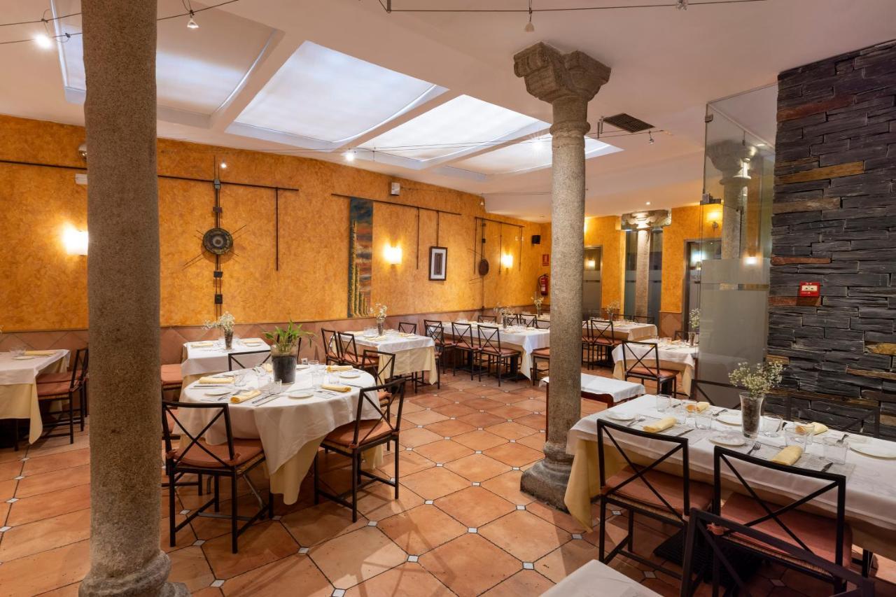 Hostal Restaurante Puerta Del Alcazar อาบีลา ภายนอก รูปภาพ