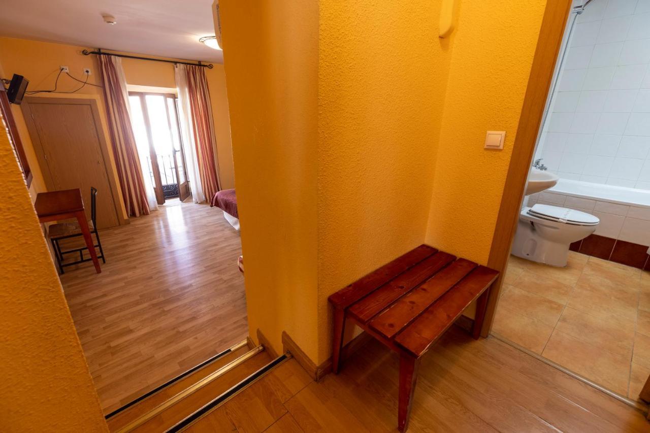 Hostal Restaurante Puerta Del Alcazar อาบีลา ภายนอก รูปภาพ