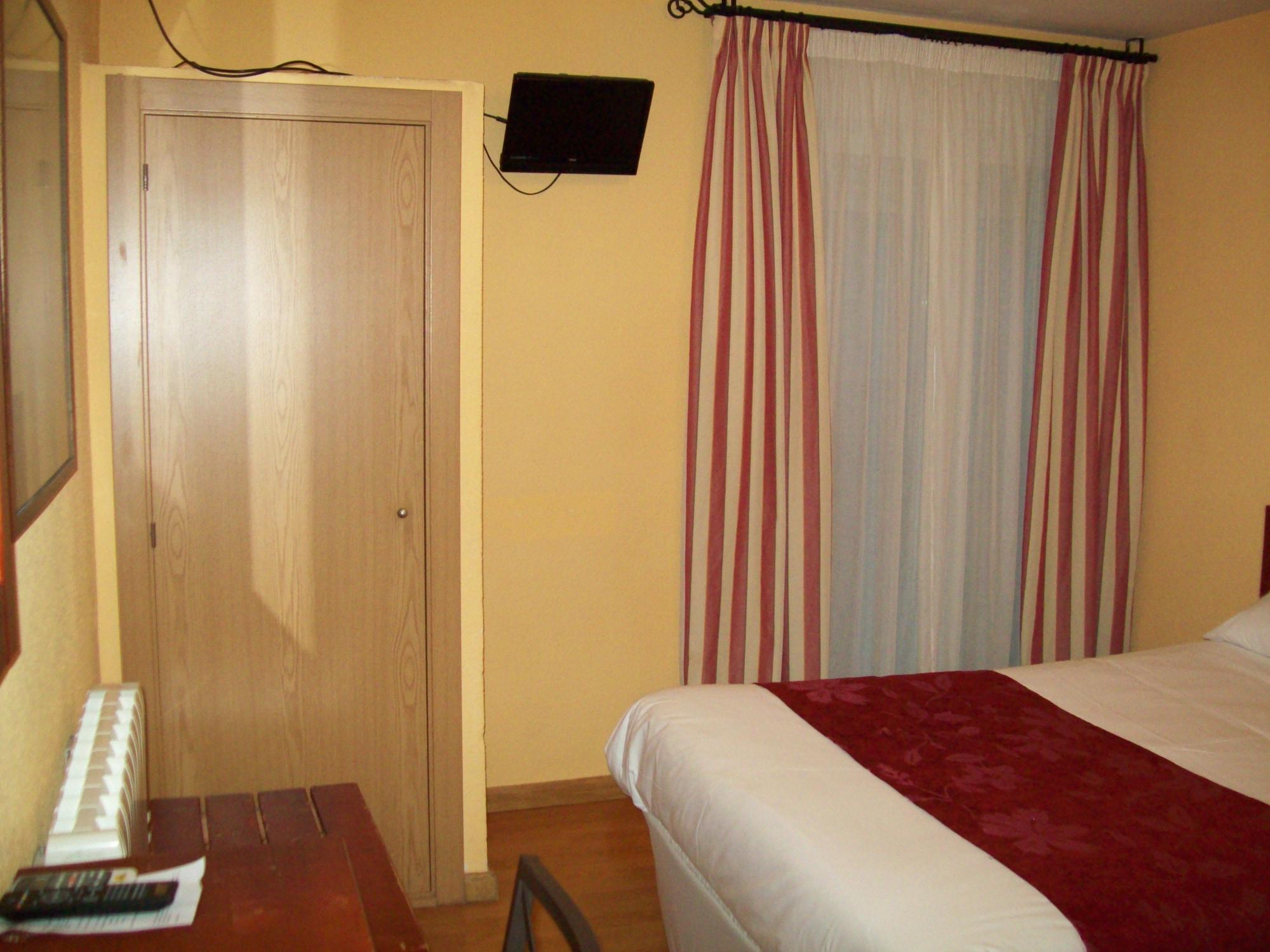 Hostal Restaurante Puerta Del Alcazar อาบีลา ภายนอก รูปภาพ