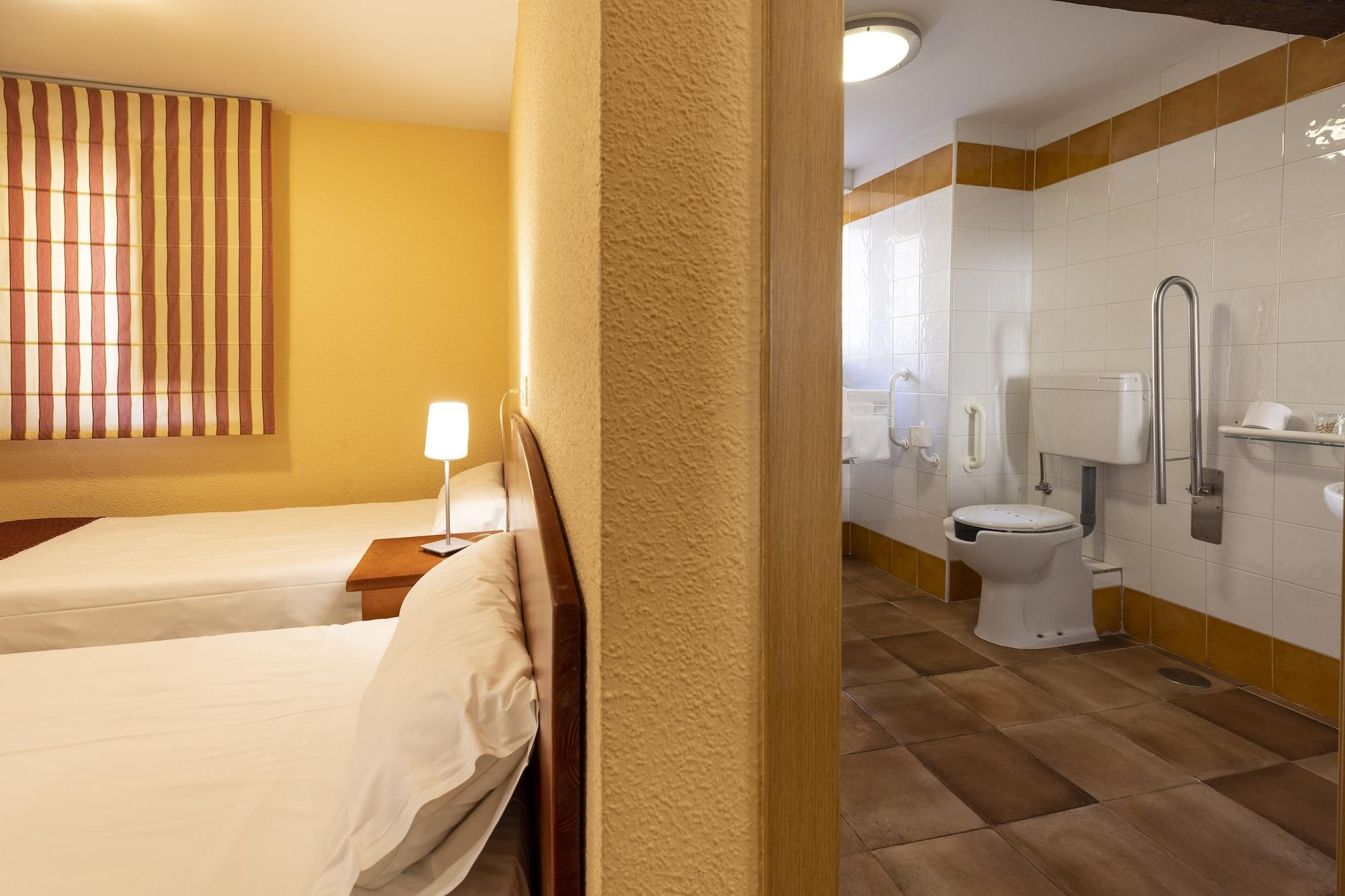 Hostal Restaurante Puerta Del Alcazar อาบีลา ภายนอก รูปภาพ