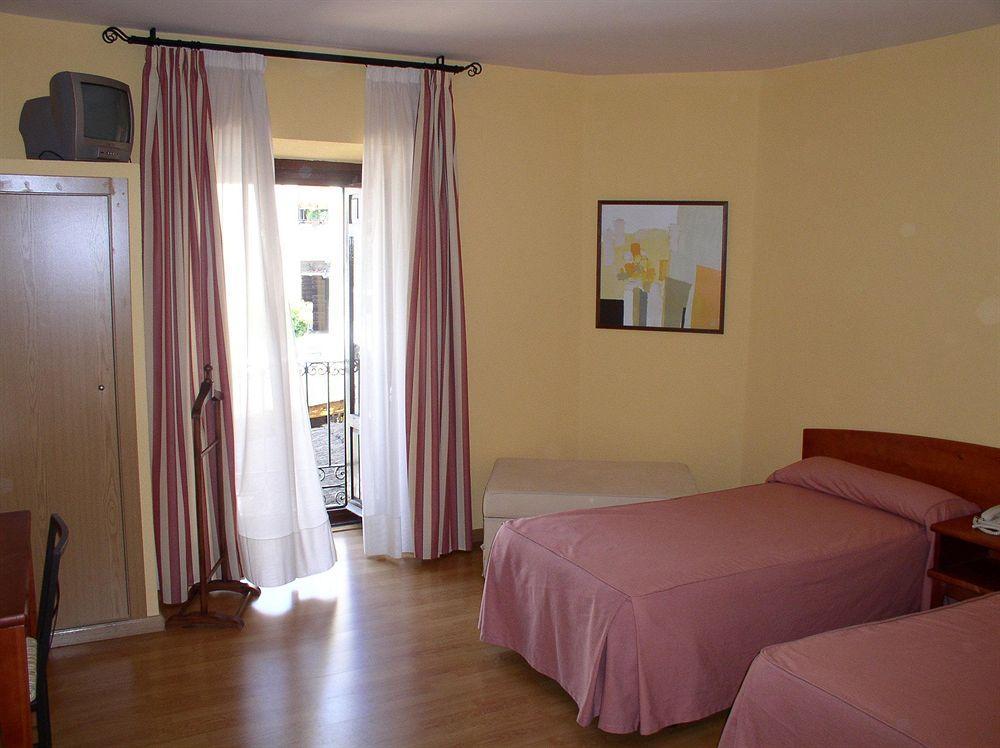 Hostal Restaurante Puerta Del Alcazar อาบีลา ภายนอก รูปภาพ