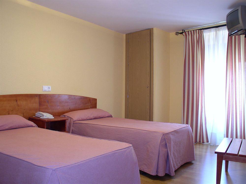 Hostal Restaurante Puerta Del Alcazar อาบีลา ภายนอก รูปภาพ