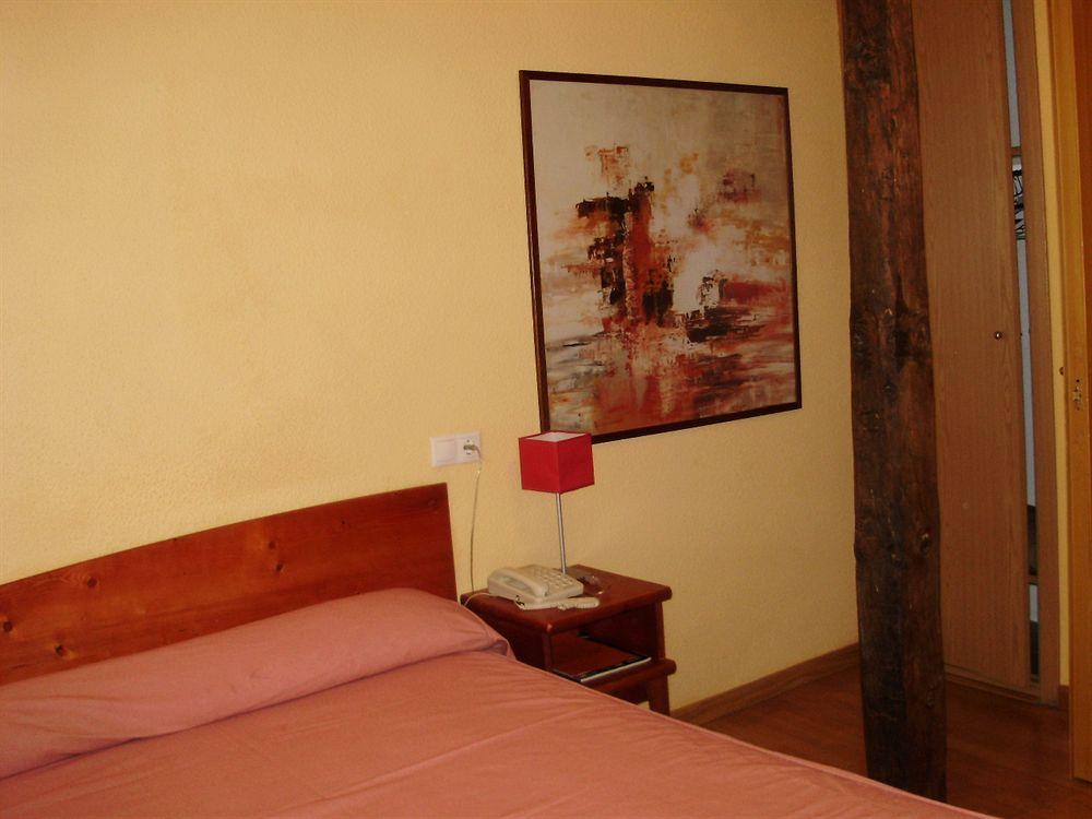 Hostal Restaurante Puerta Del Alcazar อาบีลา ภายนอก รูปภาพ
