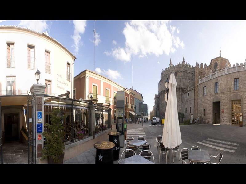 Hostal Restaurante Puerta Del Alcazar อาบีลา ภายนอก รูปภาพ