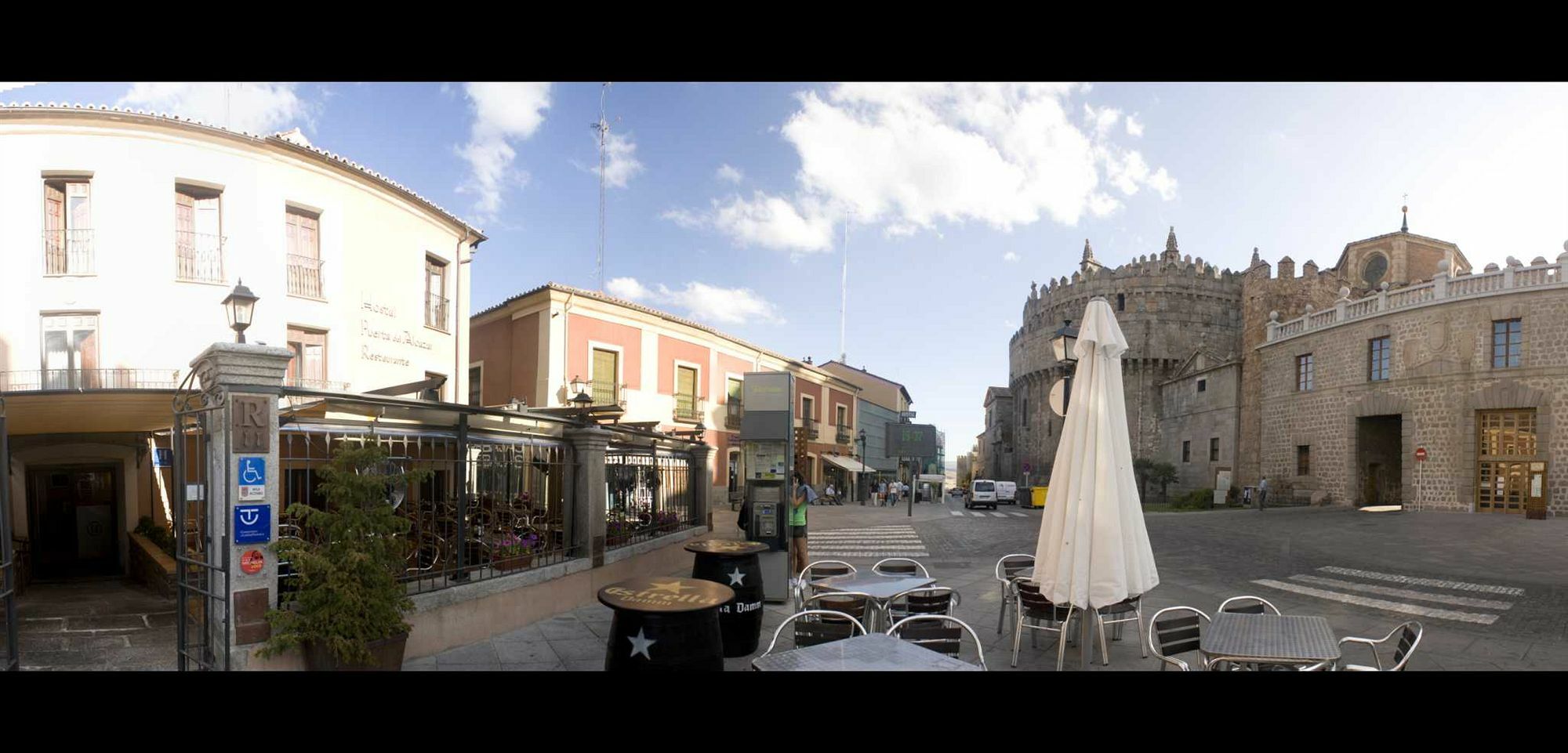Hostal Restaurante Puerta Del Alcazar อาบีลา ภายนอก รูปภาพ