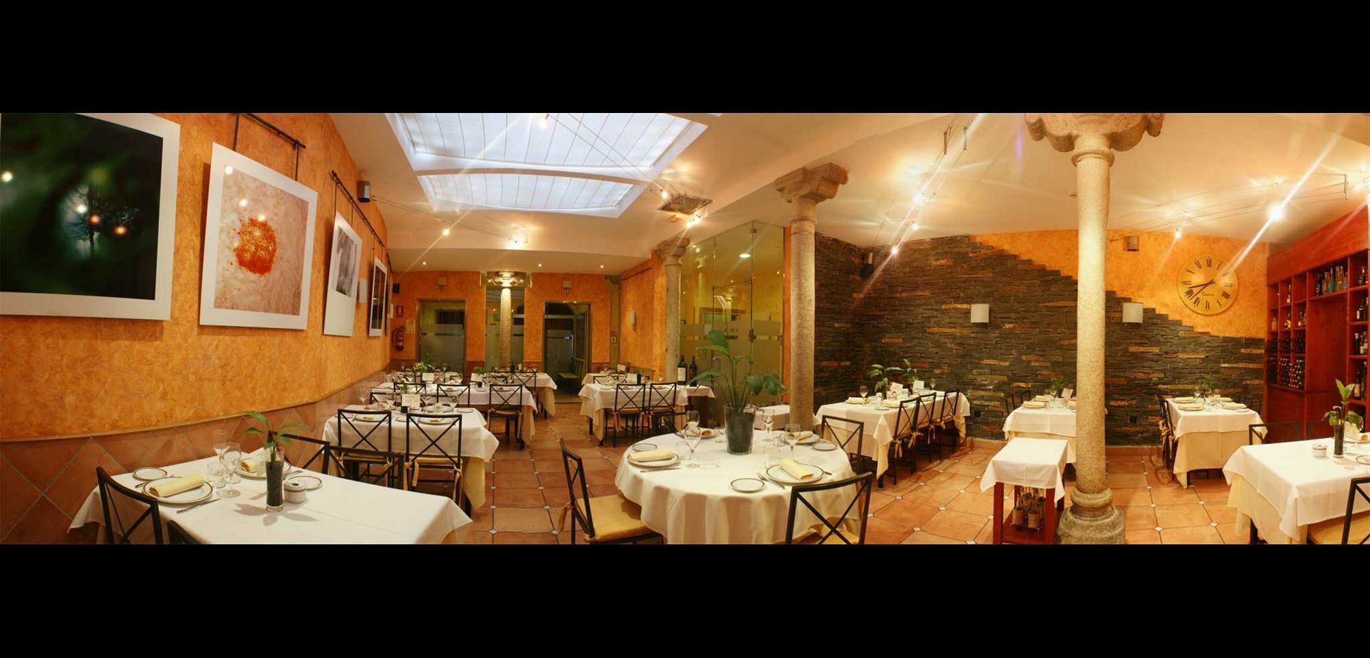 Hostal Restaurante Puerta Del Alcazar อาบีลา ภายนอก รูปภาพ