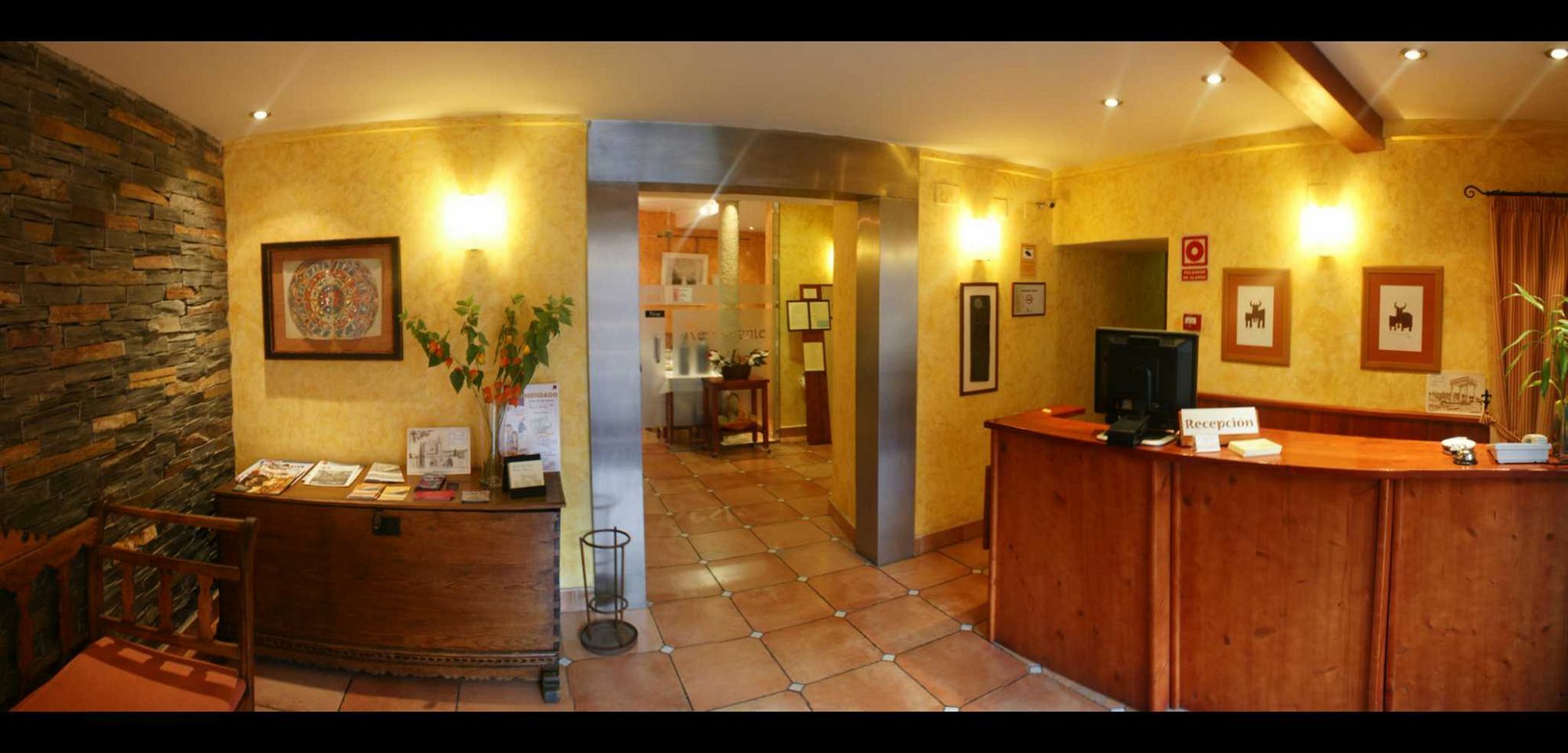 Hostal Restaurante Puerta Del Alcazar อาบีลา ภายนอก รูปภาพ